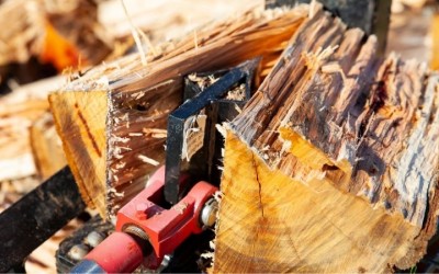 Автоматизираме цепенето на дърва – как да изберем дървоцепачка?