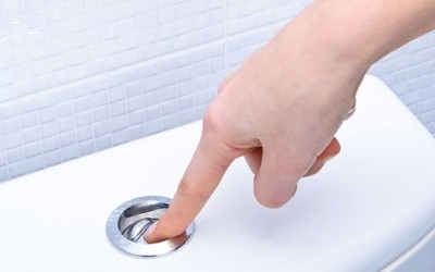 Как да свалим капака на казанчето в тоалетната – инструкция в стъпки