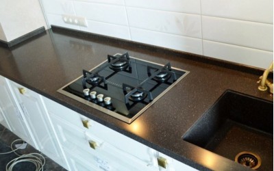 Удобно ли е мивката в кухнята да е до котлона?