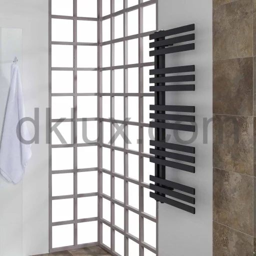 В ДИЗАЙНЕРСКИ ЛИРИ ще намерите Дизайнерска черна лира QUAD LINE 500х1200 модел Дизайнерска лира за баня черен мат, 500х1200, 520W, кубична Дизайнерска лира за баня QUAD LINE 500х1200 ЧЕРЕН МАТ (Дизайнерска черна лира за баня, 500х1200, 520W, кубична) на цени от 399.99 лв. само в dklux.com